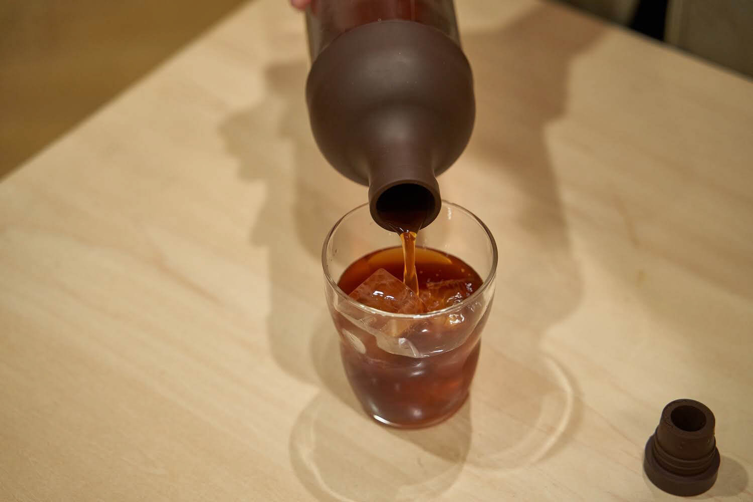 水出しコーヒー 注いでいる